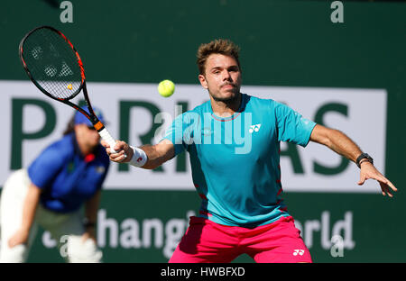 Marzo 19, 2017 Stan Wawrinka della Svizzera restituisce un colpo a Roger Federer durante gli uomini finale del 2017 BNP Paribas Open a Indian Wells Tennis Garden di Indian Wells, California. Charles Baus/CSM Foto Stock