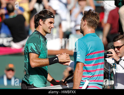 Marzo 19, 2017 Stan Wawrinka della Svizzera si congratula con Roger Federer dopo la loro finali corrispondano durante il 2017 BNP Paribas Open a Indian Wells Tennis Garden di Indian Wells, California. Charles Baus/CSM Foto Stock