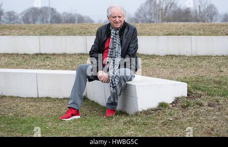 Ergolding, Germania. 13 Mar, 2017. Il vincitore olimpico dal 1960 ed ex detentore del record mondiale di oltre 100 m, Armin Hary in Ergolding, Germania, 13 marzo 2017. Armin Hary, che ancora una volta ha causato una sensazione come il 'blondr Blitz" (lt. "Biondo' alleggerimento), celebra il suo ottantesimo compleanno. Foto: Sven Hoppe/dpa/Alamy Live News Foto Stock