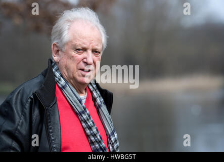 Ergolding, Germania. 13 Mar, 2017. Il vincitore olimpico dal 1960 ed ex detentore del record mondiale di oltre 100 m, Armin Hary in Ergolding, Germania, 13 marzo 2017. Armin Hary, che ancora una volta ha causato una sensazione come il 'blondr Blitz" (lt. "Biondo' alleggerimento), celebra il suo ottantesimo compleanno. Foto: Sven Hoppe/dpa/Alamy Live News Foto Stock