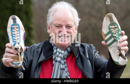 Ergolding, Germania. 13 Mar, 2017. Il vincitore olimpico dal 1960 ed ex detentore del record mondiale oltre 100m Armin Hary mostra sulle sue punte che indossava in 1960 in occasione dei Giochi Olimpici di Roma in Ergolding, Germania, 13 marzo 2017. Armin Hary, che ancora una volta ha causato una sensazione come il 'blondr Blitz" (lt. 'Bionda lightning'), celebra il suo ottantesimo compleanno. Foto: Sven Hoppe/dpa/Alamy Live News Foto Stock