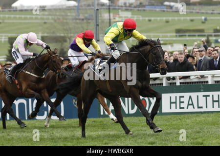 17.03.2017 - Cheltenham; dimensionamento John (giallo-verde) cavalcato da Robbie Power vince il Timico Cheltenham Gold Cup Chase (grado 1) a Cheltenham-Racecourse/Gran Bretagna. Credito: Lajos-Eric Balogh/turfstock.com Foto Stock