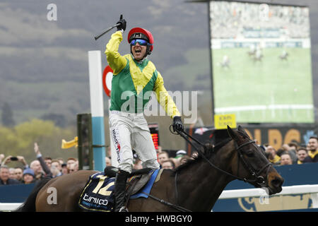 17.03.2017 - Cheltenham; dimensionamento John (giallo-verde) cavalcato da una giubilante Robbie Power vince il Timico Cheltenham Gold Cup Chase (grado 1) a Cheltenham-Racecourse/Gran Bretagna. Credito: Lajos-Eric Balogh/turfstock.com Foto Stock