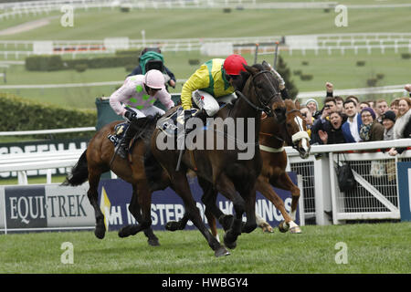 17.03.2017 - Cheltenham; dimensionamento John (giallo-verde) cavalcato da Robbie Power vince il Timico Cheltenham Gold Cup Chase (grado 1) a Cheltenham-Racecourse/Gran Bretagna. Credito: Lajos-Eric Balogh/turfstock.com Foto Stock