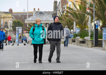 Weymouth Dorset, Regno Unito. 20 Mar, 2017. Regno Unito Meteo. Walkers sulla spianata in un freddo, coperto e breezy day presso la località balneare di Weymouth nel Dorset. Photo credit: Graham Hunt/Alamy Live News Foto Stock