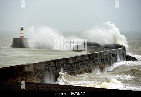 Newhaven, East Sussex. Xx Marzo 2017. Regno Unito Meteo. Venti forti e pioggia lash Newhaven frangiflutti sulla gazzetta primo giorno di primavera. Credito: Peter Cripps/Alamy Live News Foto Stock