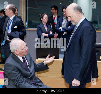 Bruxelles, Belgio. 20 Mar, 2017. Il Ministro delle finanze tedesco Wolfgang Schaeuble (L) sta parlando con la UE Affari economici e finanziari, la fiscalità e le dogane Commissario Pierre Moscovici (R) prima un eurogruppo ministri riuniti in Europa edificio, il Consiglio UE sede. Credito: dpa picture alliance/Alamy Live News Foto Stock