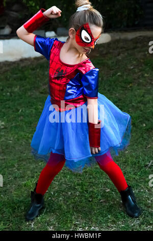 Una giovane ragazza di sette in un costume spiderwoman Foto Stock