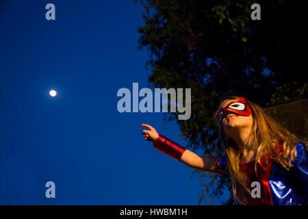 Una giovane ragazza di sette in un costume spiderwoman Foto Stock