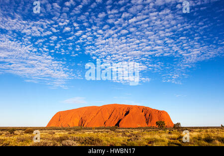Ayers Rock o Uluru, Uluru-Kata Tjuta National Park, il Territorio del Nord, l'Australia Foto Stock