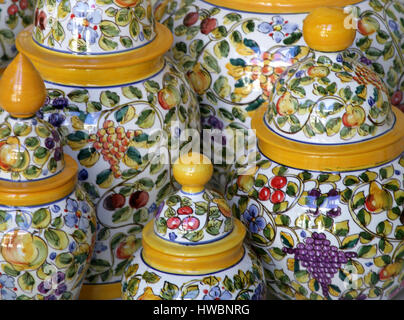 Vasi di ceramica/vasetti da Cordoba, Andalusia, Spagna. Telaio completo di luminose e ricche di colori. Abstract. Foto Stock