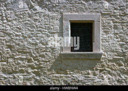 Fortezza medievale castello di pietra di windows. Foto Stock