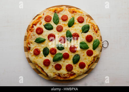 Classic pizza margherita su bianco tavolo in legno Foto Stock