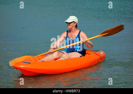 Una donna senior di canoa kayak Foto Stock