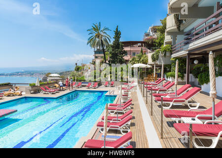 TAORMINA, Italia - 17 Maggio 2016: piscina di un hotel a quattro stelle di Taormina con una bella vista sul litorale siciliano Foto Stock