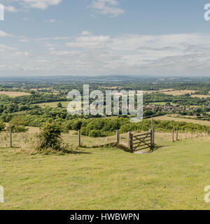 Guardando oltre il Sussex Weald dall'alto nel South Downs National Park, West Sussex, in Inghilterra, Regno Unito. Foto Stock