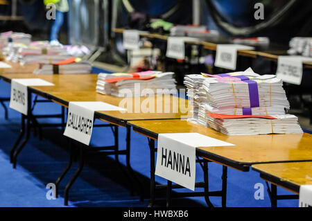 Pile di carte di voto dopo che vengono ordinati e contati in un centro di conteggio. Foto Stock