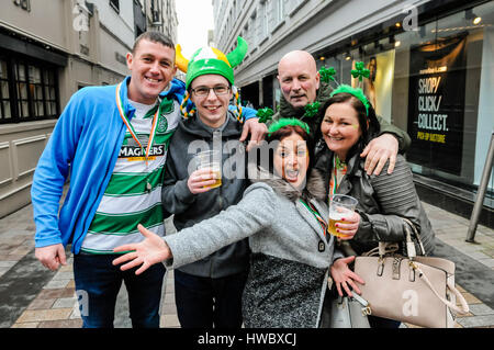 Belfast, Irlanda del Nord. 17 mar 2016 - un gruppo di persone vestite per San Patrizio celebrare con pinte di birra. Foto Stock