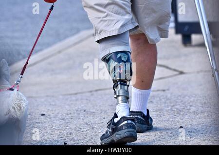 Vecchia guerra vet con gamba protesico Foto Stock