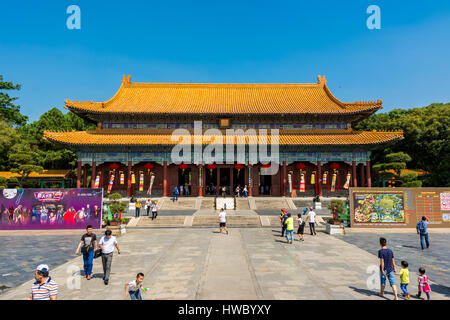 Visitatori presso il Nuovo Palazzo Yuanming di Zhuhai città di Guangdong, una ricostruzione del famoso Imperial Park Foto Stock