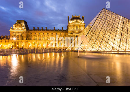 Parigi, Francia - 4 agosto 2016: al Louvres Palace di notte con la sua famosa piramide a Parigi in Francia la città capitale. Foto Stock