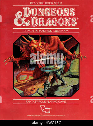 Dungeons and Dragons Dungeon Master regola libro pubblicato come parte di un D&D starter pack nel 1983. Il gioco è stato progettato da Gary Gygax e Dave Arneson nel 1974 e pubblicato da studi tattico regole, Inc. (TSR) giocatori adottano un carattere come parte di un gruppo di esplorare e di svolgere compiti controllato dal Dungeon Master Foto Stock