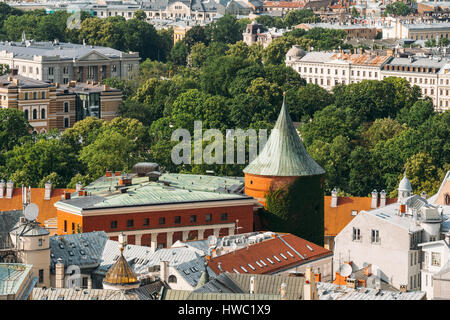 Riga, Lettonia. Riga Cityscape nella soleggiata giornata estiva. Famoso punto di riferimento - Torre di Polvere e ora parte di Latvian War Museum Foto Stock