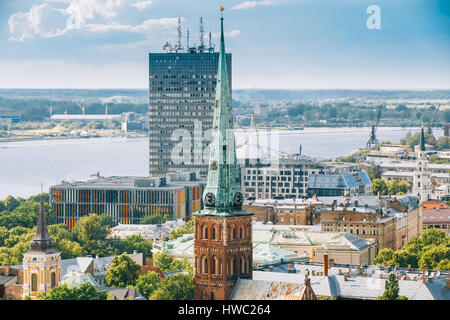 Riga, Lettonia. In estate la città di Riga. Vista dall'alto sul famoso punto di riferimento - St. James Cathedral, o la Basilica Cattedrale di San Giacomo. La chiesa è someti Foto Stock