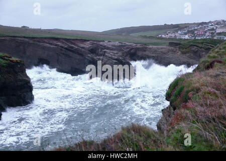 Imponente tempesta sovratensioni nel novembre 2013 pound il Cornish spiagge di Whipsiderry, Watergate Bay e Porth Island, Newquay Regno Unito Foto Stock