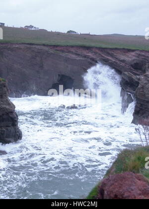 Imponente tempesta sovratensioni nel novembre 2013 pound il Cornish spiagge di Whipsiderry, Watergate Bay e Porth Island, Newquay Regno Unito Foto Stock