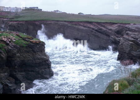 Imponente tempesta sovratensioni nel novembre 2013 pound il Cornish spiagge di Whipsiderry, Watergate Bay e Porth Island, Newquay Regno Unito Foto Stock