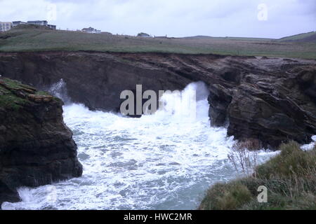 Imponente tempesta sovratensioni nel novembre 2013 pound il Cornish spiagge di Whipsiderry, Watergate Bay e Porth Island, Newquay Regno Unito Foto Stock