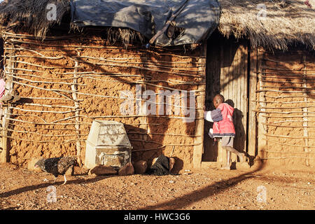 Un ragazzo in una comunità rurale, in Kenya. Foto Stock