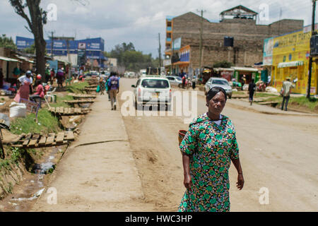 Una donna cammina per il mercato nella città di Nanyuki, Kenya. Foto Stock