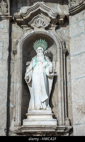 Scultura su una facciata del Carmo chiesa (Igreja do Carmo) in Vitoria parrocchia civile della città di Porto sulla Penisola Iberica, la seconda più grande città in Portogallo Foto Stock