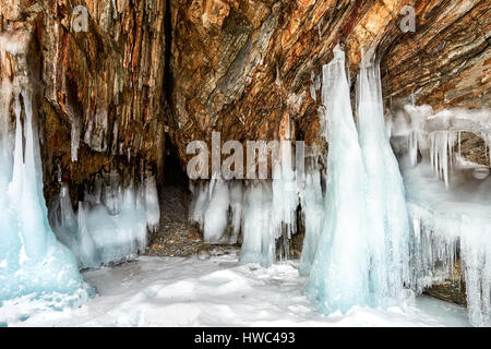 Grotta di strette e splash di ghiaccio sulla roccia. Lago Baikal. La parte settentrionale della isola di Olkhon. La Russia Foto Stock