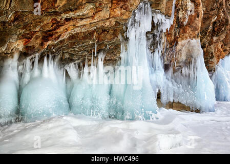 Splash ghiaccio sulle rocce costiere. Olkhon Island. La Russia Foto Stock