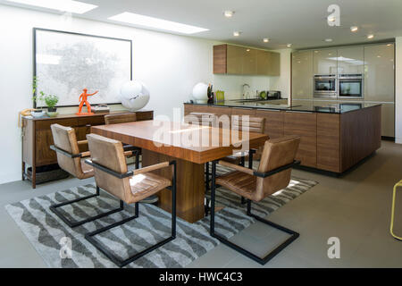 Vista della sala da pranzo e la cucina. Casa privata, Roydon, Regno Unito. Architetto: Chiaro architetti, 2016. Foto Stock