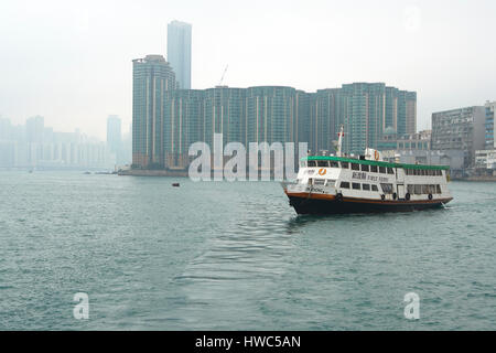 Piccolo locale Ferry Crossing Kowloon Bay, Hong Kong. Foto Stock