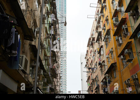 In contrasto alto e basso affitto immobili nella città di Kowloon, Hong kong. Foto Stock