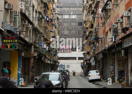 Stradina buia e stretta nella città di Kowloon, Hong Kong. Foto Stock