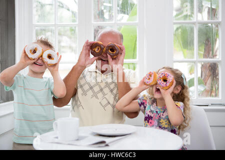 Giocare con il cibo Foto Stock