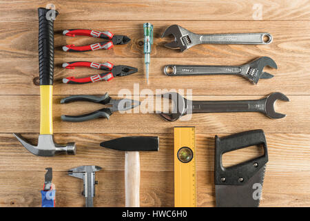 Gli strumenti sul tavolo di legno Foto Stock