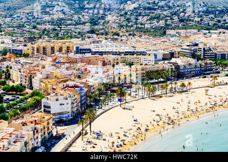 VALENCIA, Spagna - 28 luglio 2016: panoramica vista dello skyline di Peniscola City Beach Resort al Mare Mediterraneo in Spagna. Foto Stock