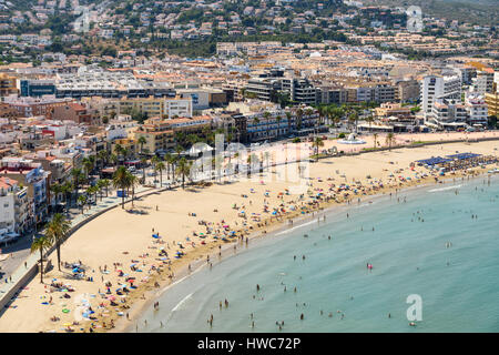 VALENCIA, Spagna - 28 luglio 2016: panoramica vista dello skyline di Peniscola City Beach Resort al Mare Mediterraneo in Spagna. Foto Stock