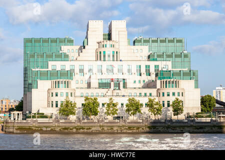 MI6 edificio. British Secret Intelligence Service sede del SIS a Vauxhall Cross, London, England, Regno Unito Foto Stock
