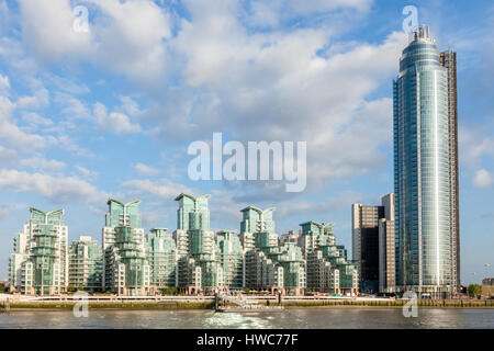 Architettura moderna sul Fiume Tamigi. St George Wharf, London, England, Regno Unito Foto Stock