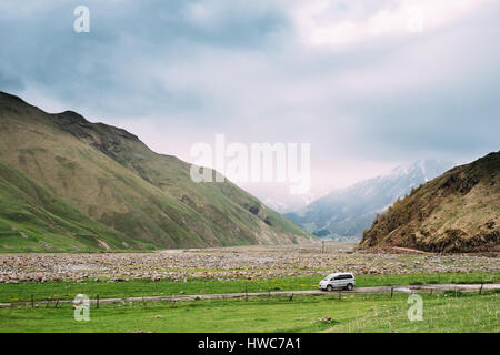 Auto SUV On Off Road in estate sulle montagne paesaggio. Uno stile di vita attivo, guidare e concetto di viaggio. Foto Stock