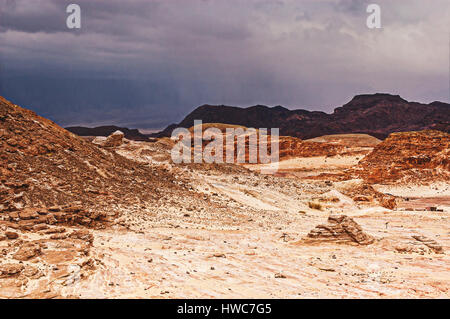 La sabbia rossa rocce nel Parco di Timna, deserto del Negev, Israele Foto Stock