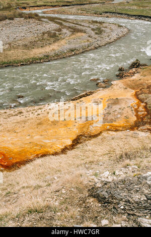 Strada di sorgenti minerali sulla costa Terek fiume scorre attraverso la Georgia e la Russia nel Mar Caspio. La molla Paesaggio con fiume Terek nel quartiere Kazbegi Foto Stock